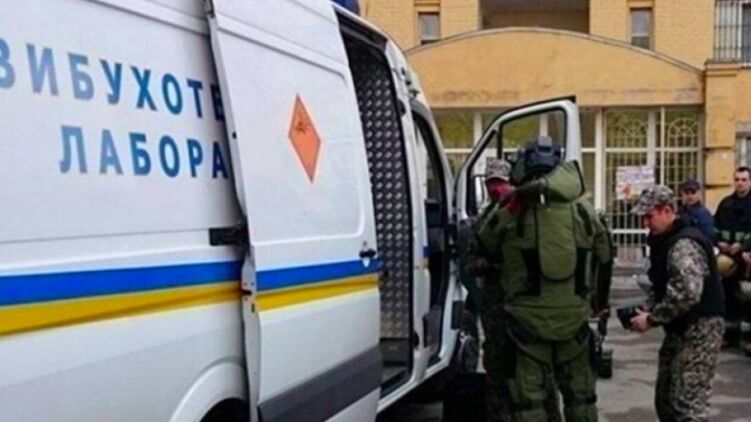 Украинские взрывотехники на месте событий