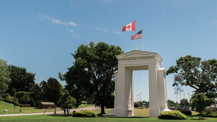 Надпись на приграничной арке между США и Канадой - 