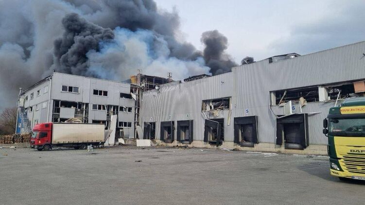 Підприємство у Дніпрі, яке спалахнуло після ракетного удару