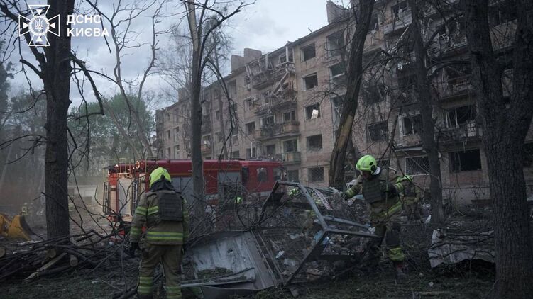 Последствия обстрела РФ в Киеве. Фото: ГСЧС
