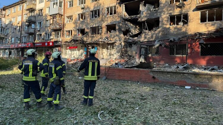 Наслідки нічної атаки на Київ. Фото: ДСНС