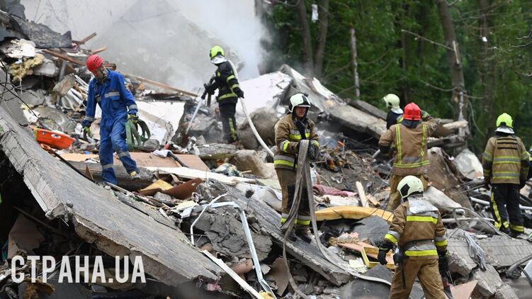 Разрушенный подъезд в Киеве после обстрела