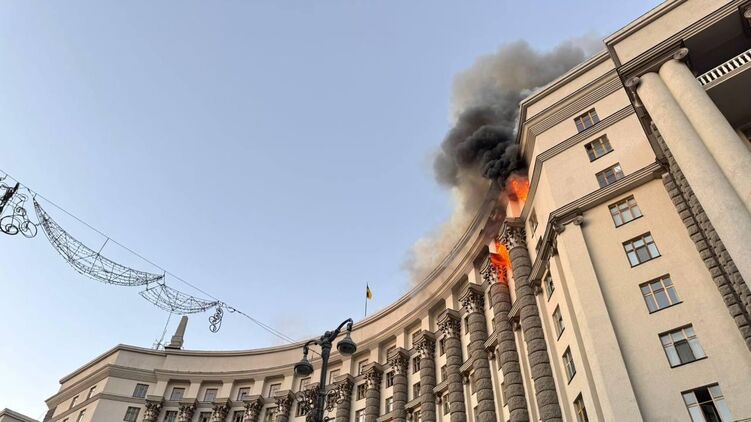 Горящий после ракетного удара Кабмин Украины