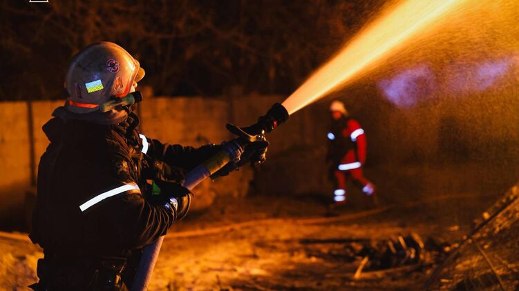 Гасіння пожежі на місці прильоту у Харкові. Фото: ДСНС