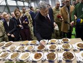 "Мяса нет, тушенка похожа на сопли". Как питаются бойцы ВСУ, пока не видит Порошенко. Солдатское видео