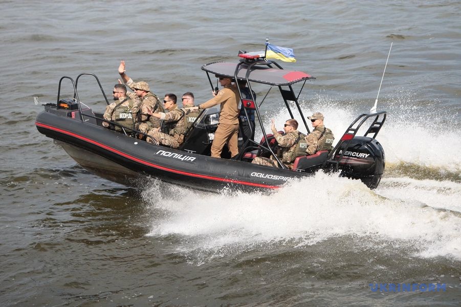 Катера Нацполиции и ВМС приняли участие в параде ко Дню независимости