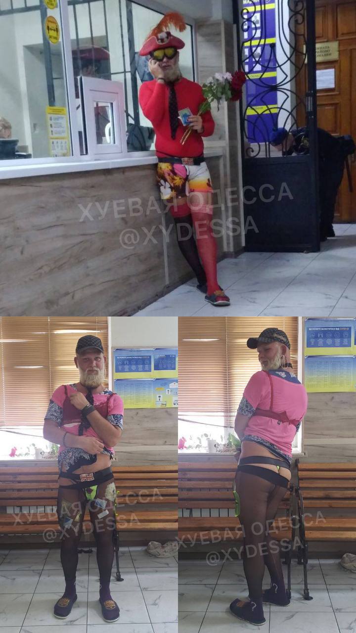 В Одессе полицейских в райотделе развлекали "гламурные пираты". Фото: Телеграм