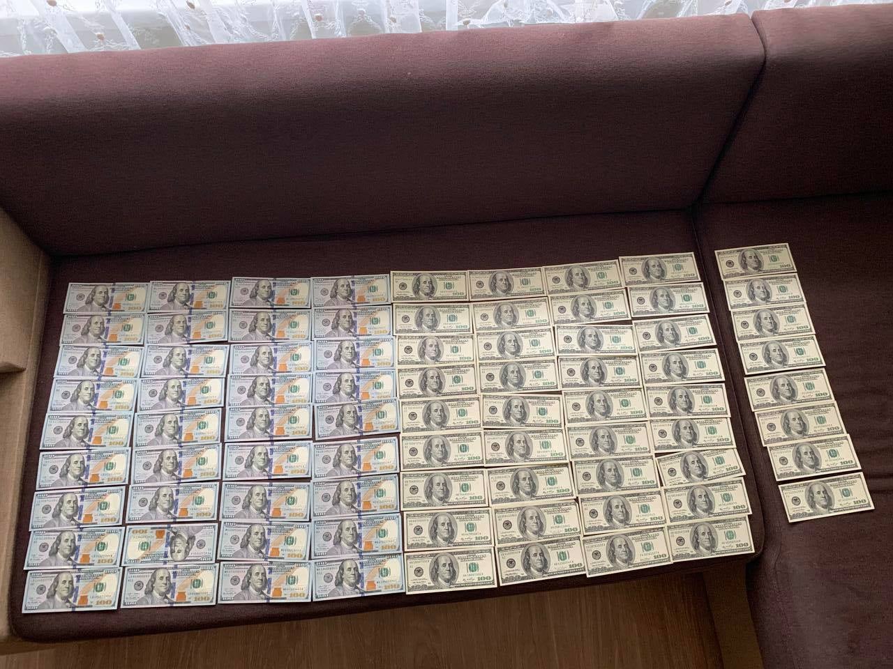 Патрульные полицейские брали взятки с водителей. Скриншот из фейсбука Киевского городской прокуратуры