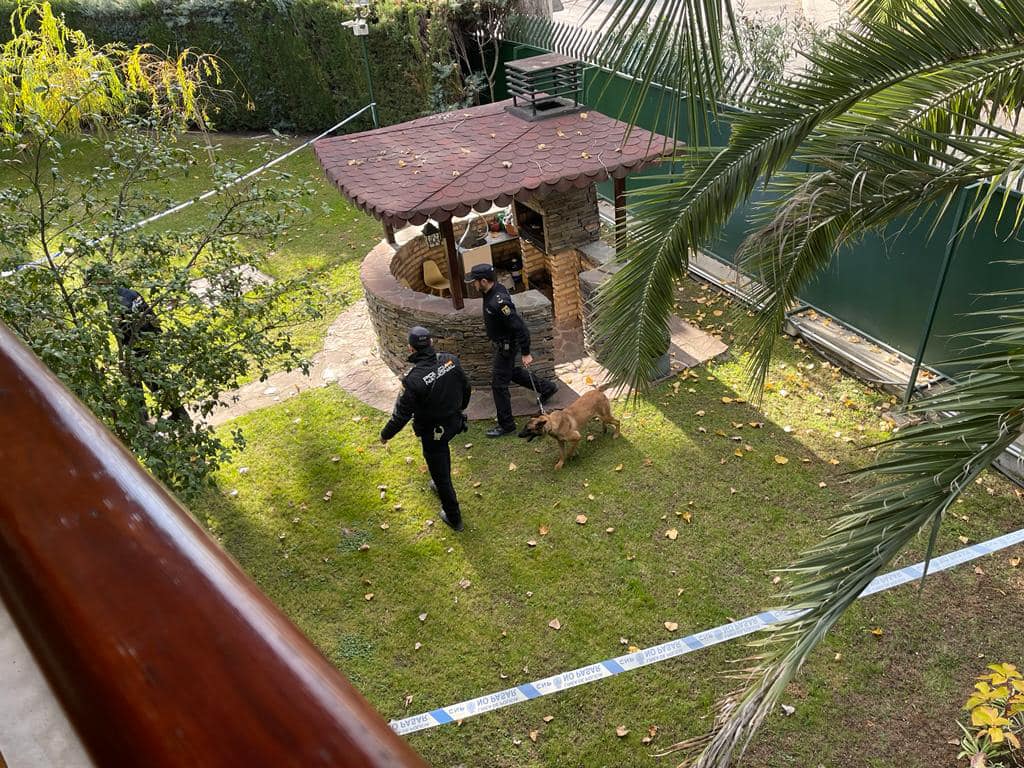 полиция возле посольства в Испании