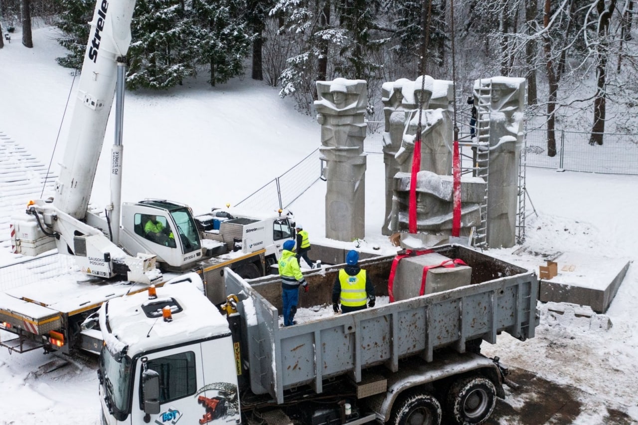 В столице Литвы (Вильнюсе) демонтировали крупнейший памятник войскам СССР