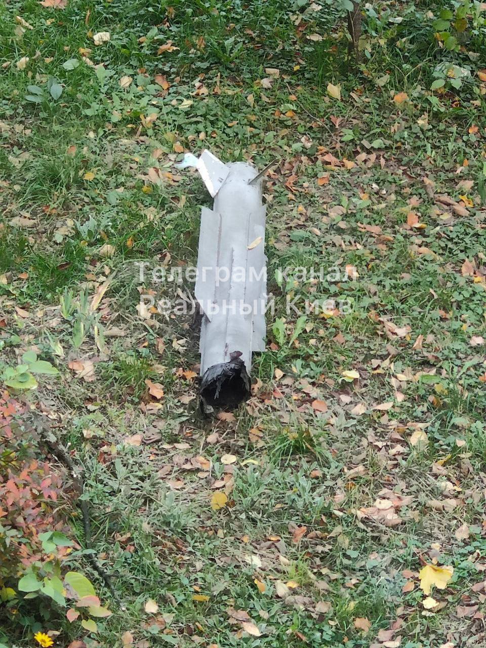 Обломки сбитой ракеты в одном из дворов Киева