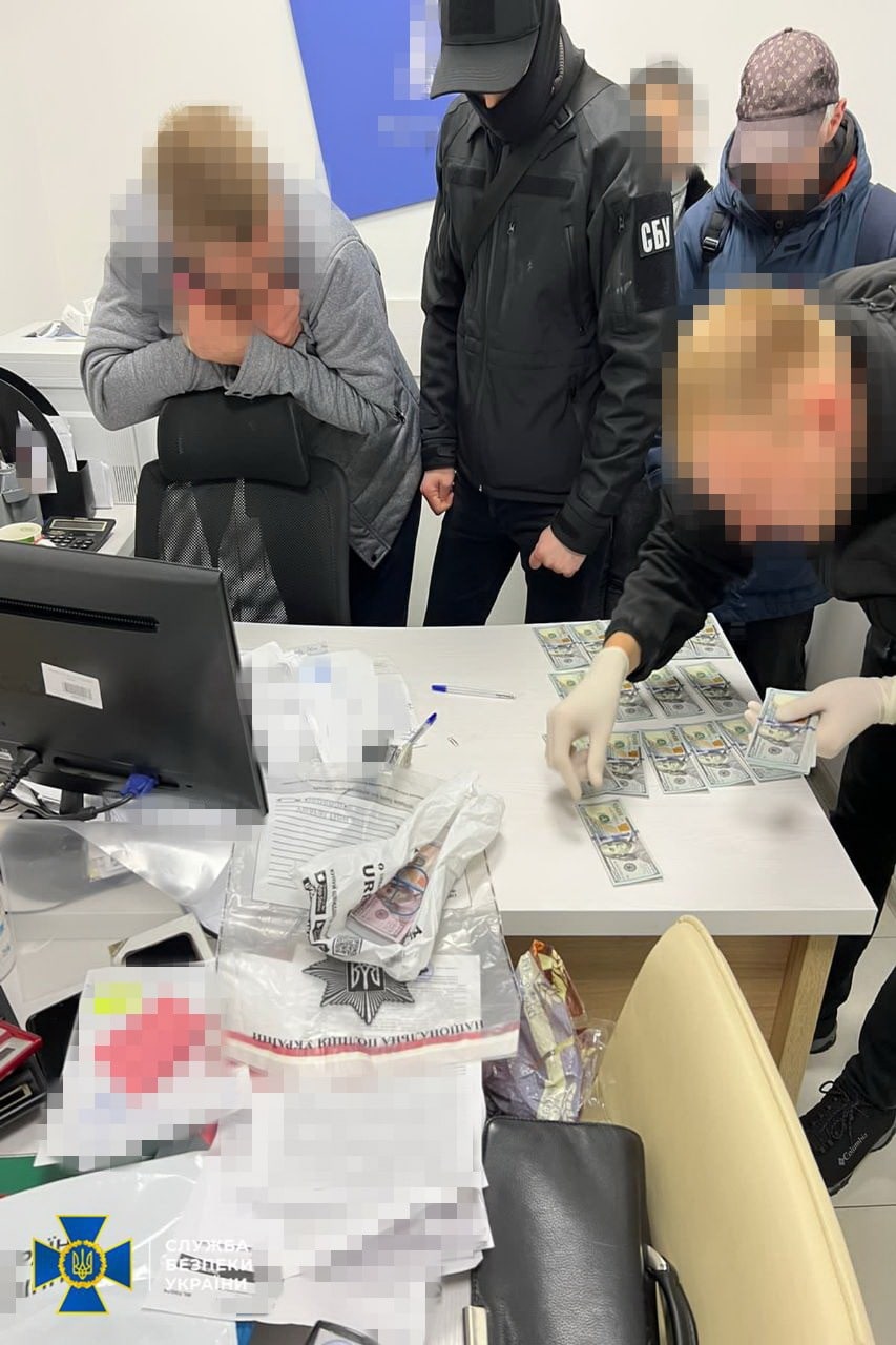 Депутат Черниговского райсовета помогал призывникам выезжать за границу под видом многодетных отцов. Фото: СБУ