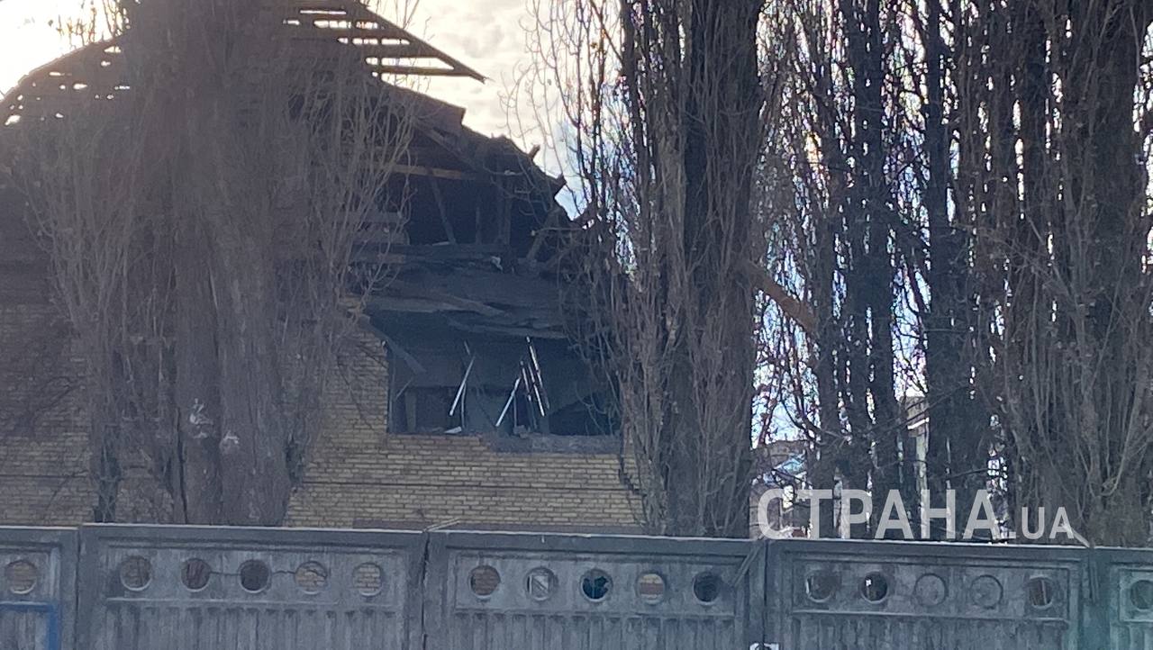 Киевляне чинят свой дом после попадания в него обломков сбитого иранского дрона