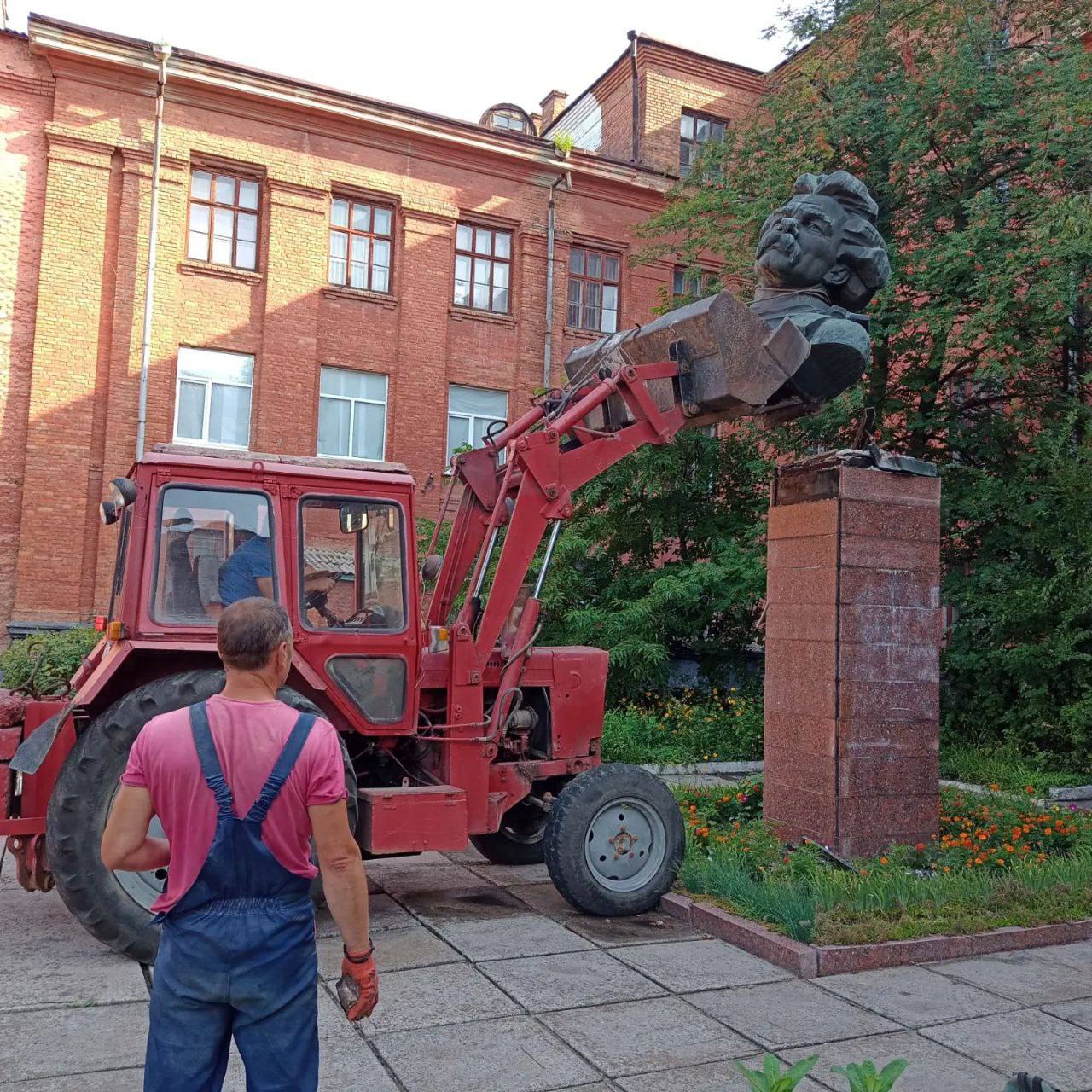 В Александрии снесли бюст Максима Горького