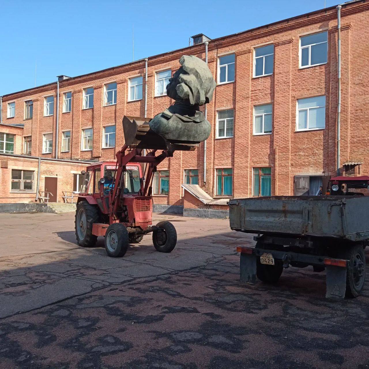 В Александрии демонтировали бюст Максима Горького