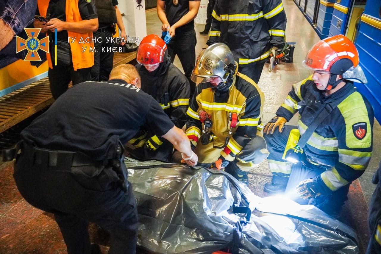 Спасатели достают тело погибшего под поездом