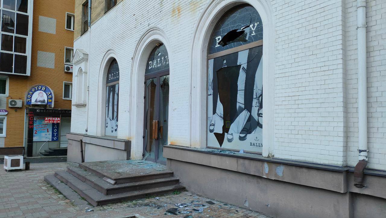 Последствия обстрела центра Донецка