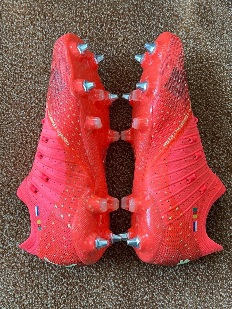 Камерунский футболист сыграл в бутсах с флагом России