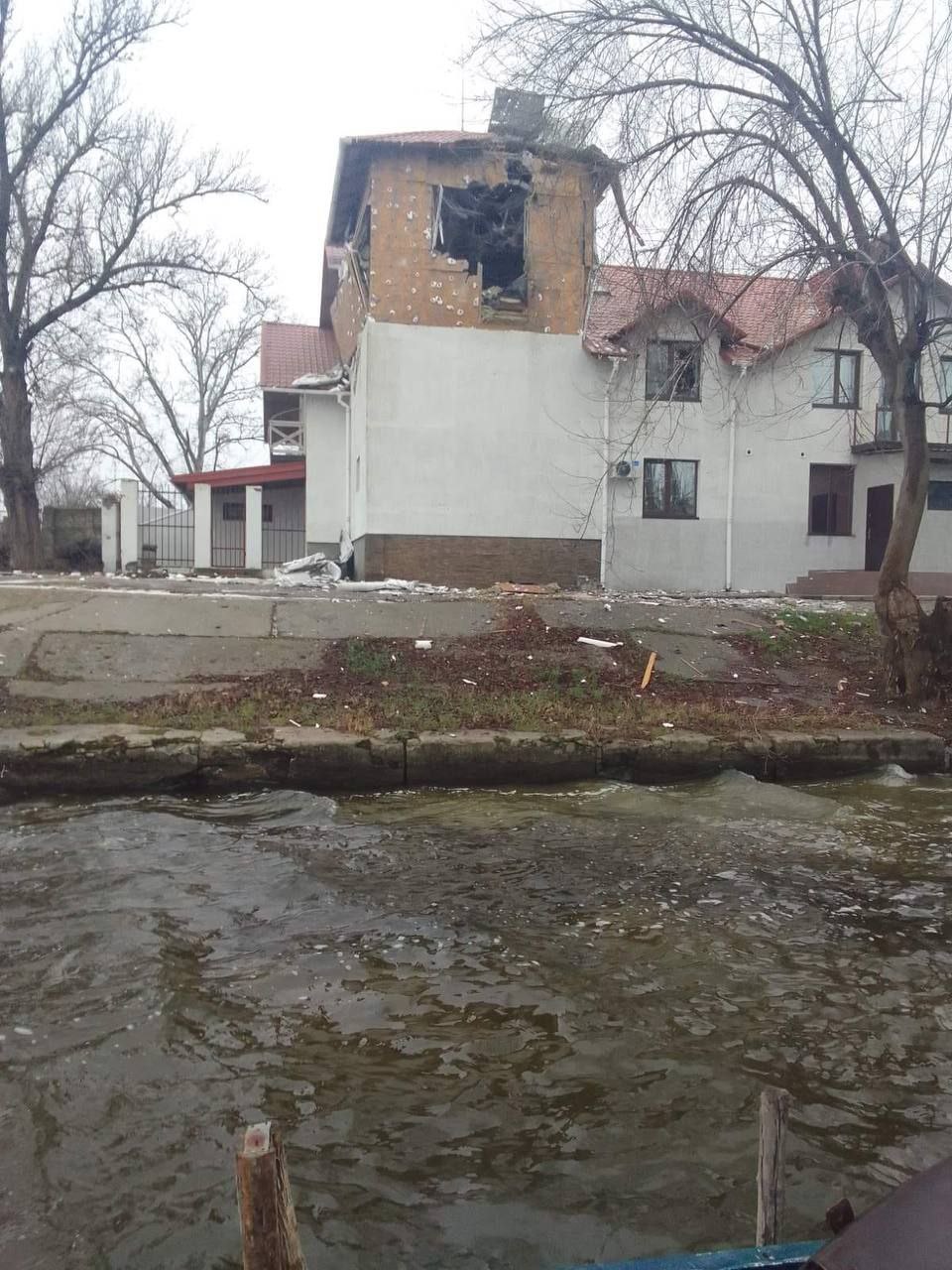 Последствия прилета в район нефтегавани в Херсоне