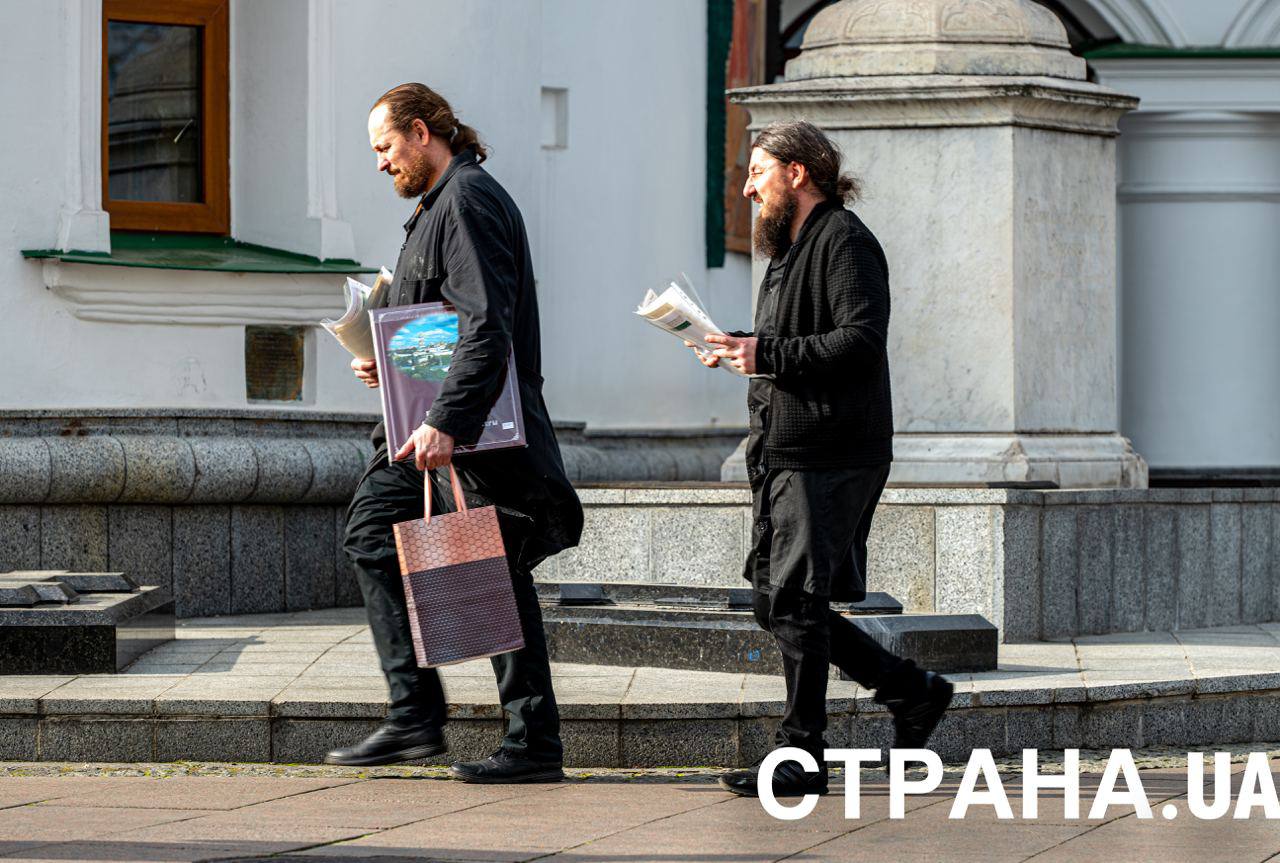 Выезд монахов из лавры, фото 1