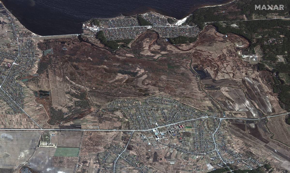 спутниковые снимки американской компании Maxar показывают зону затопления в районе населенного пункта Козаровичи под Киевом