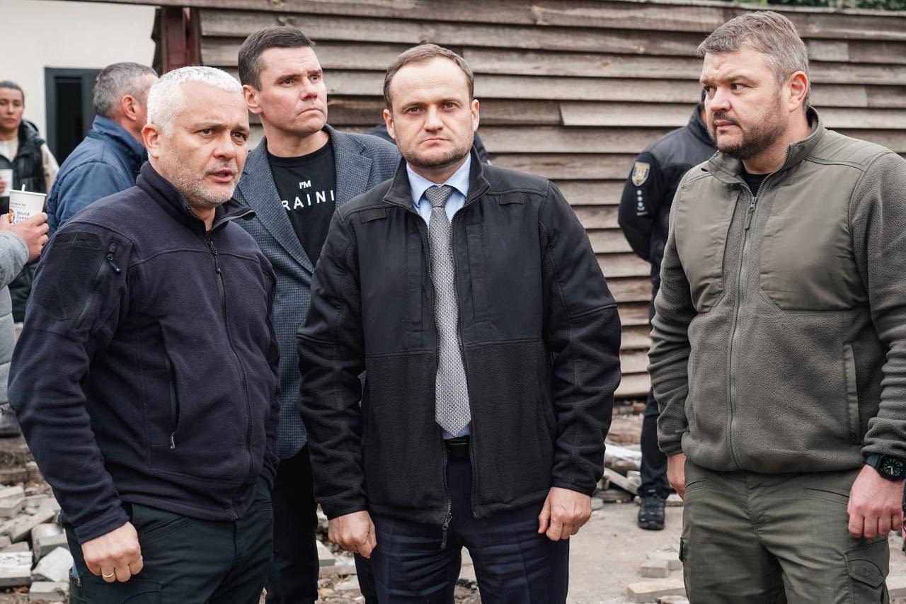 Глава Одесской ОВА Олег Кипер (крайний слева) вместе с вице-премьером Алексеем Кулебой (в центре) осматривают урон, нанесенный стихией в Одессе. Фото: facebook.com/oda.odesa