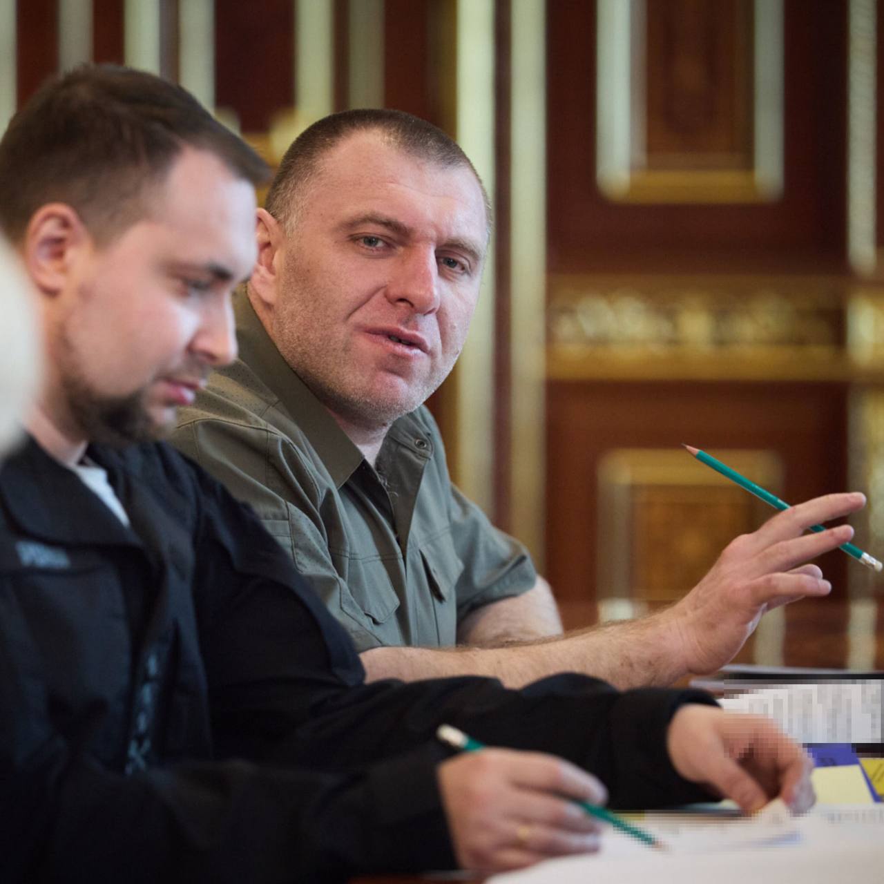 Василий Малюк (в центре) ушел из СБУ без скандала благодаря новому главе ОП Кириллу Буданову (слева)