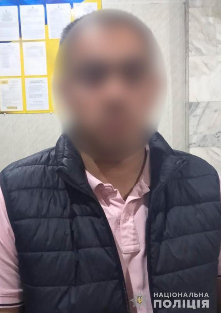 В Черновцах парень устроил стрельбу по машине с детьми. Фото: Нацполиция