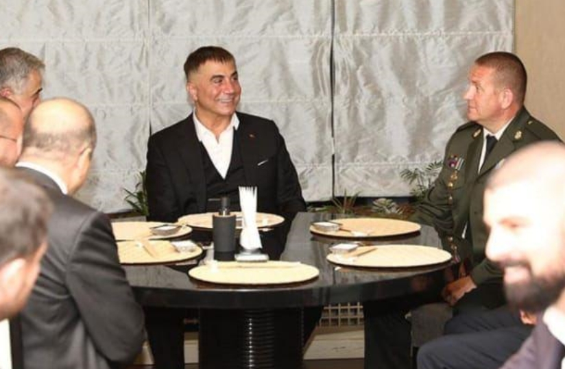 Седата Пекер (во главе стола) с Михаилом Бондарем (справа от него). Фото: instagram.com/sedatpeker