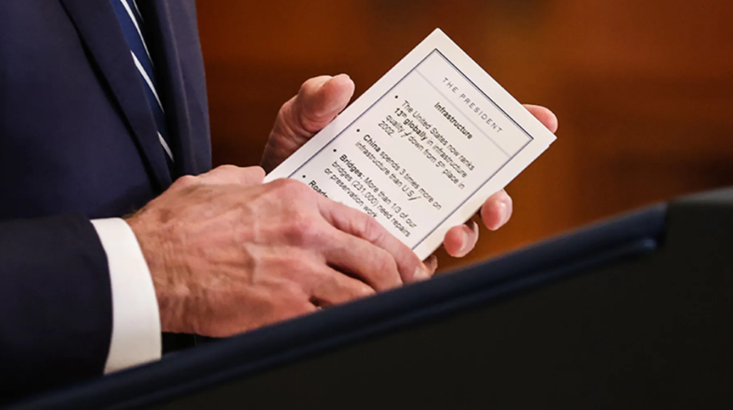 Байден пользовался шпаргалками. Фото: foxnews.com