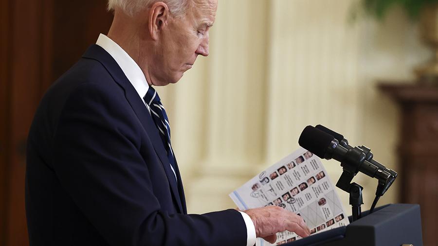 Байден пользовался шпаргалками. Фото: foxnews.com