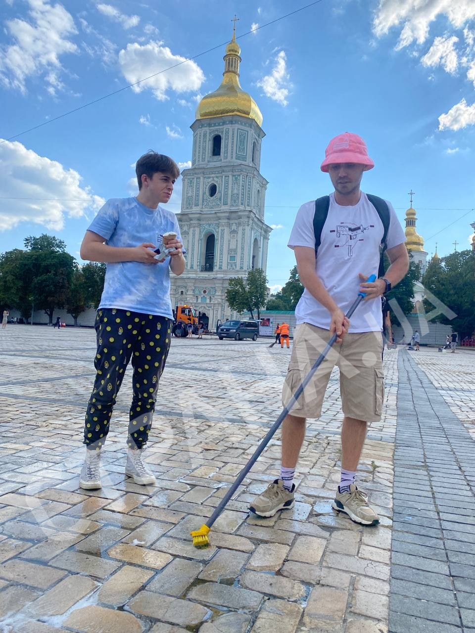 Рэпер KALUSH тоже приехал на Софиевскую площадь отмывать брусчатку от следов резины