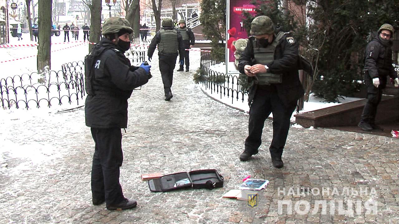 Фото: сотрудники Нацполиции осмотрели вещи задержанного мужчины