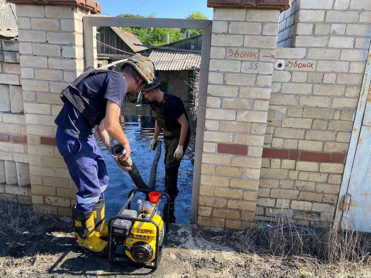 Спасатели ликвидируют последствия подрыва Каховской ГЭС