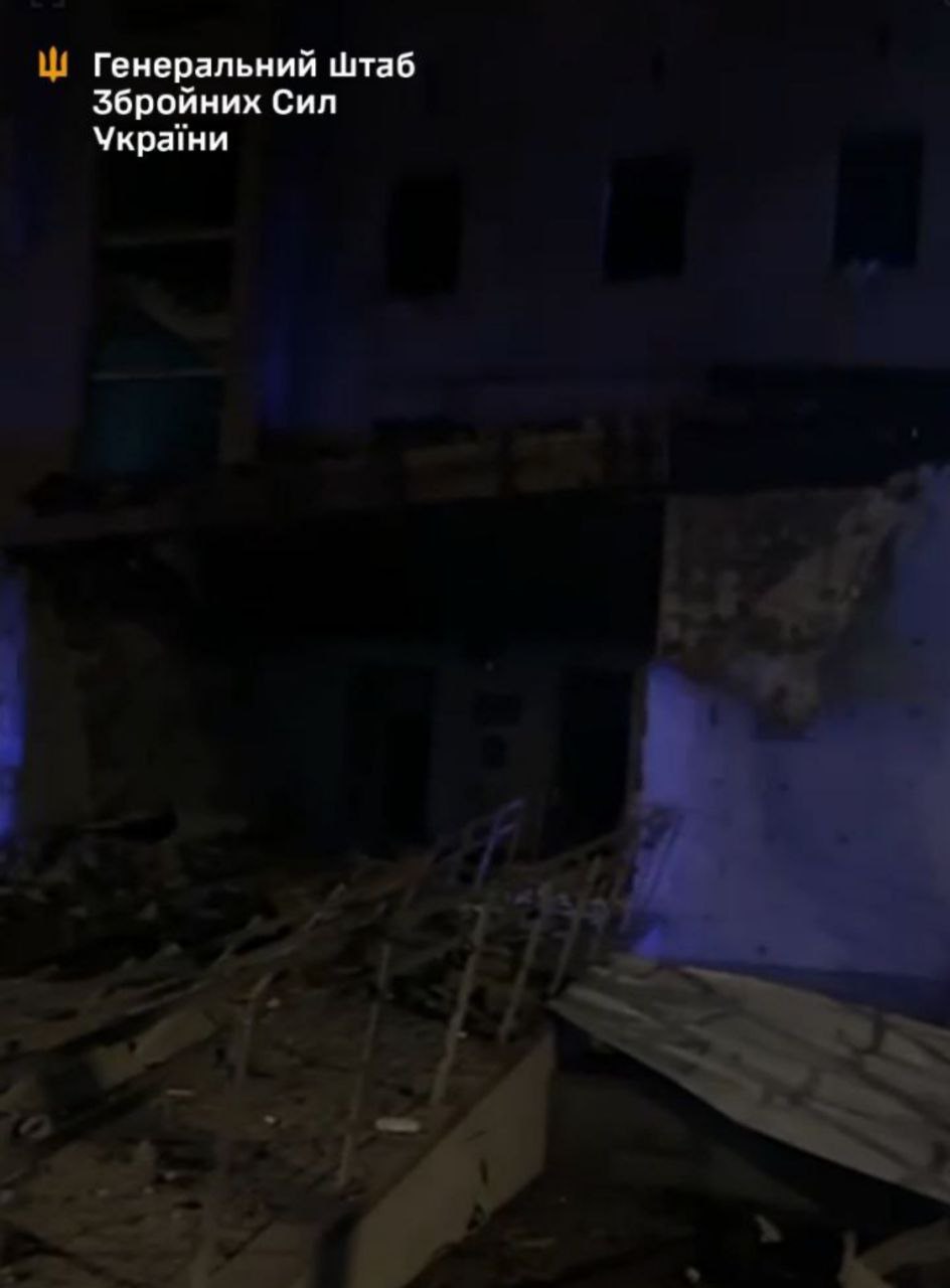 Фото (3) руйнувань після вибуху. Джерело - Генштаб ЗСУ