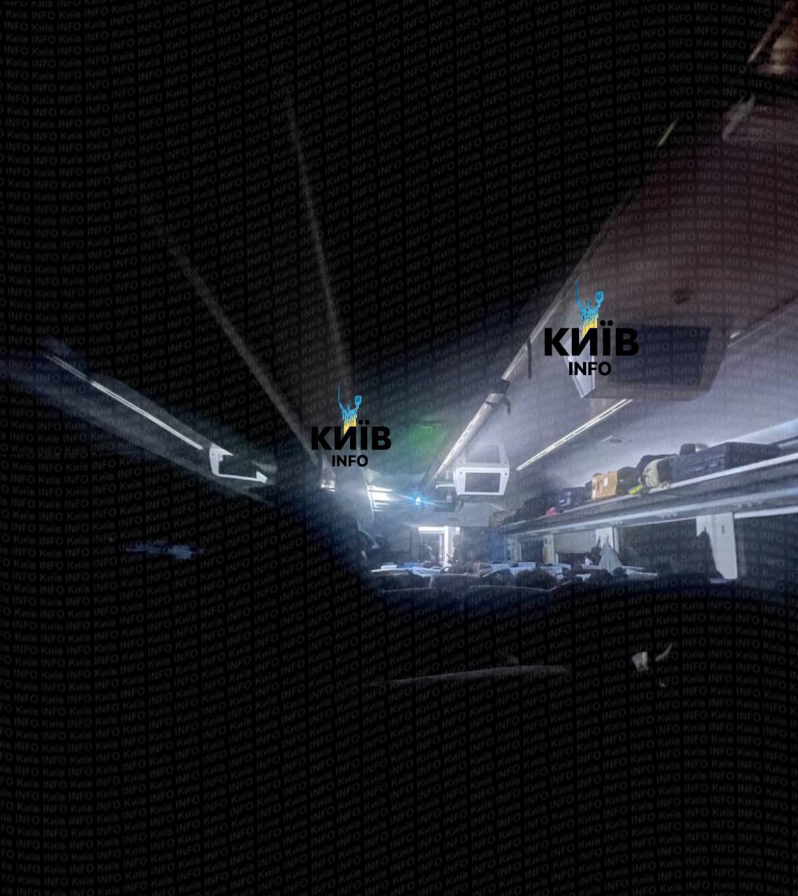 Фото тёмного вагона поезда Будапешт - Киев после остановки в полях