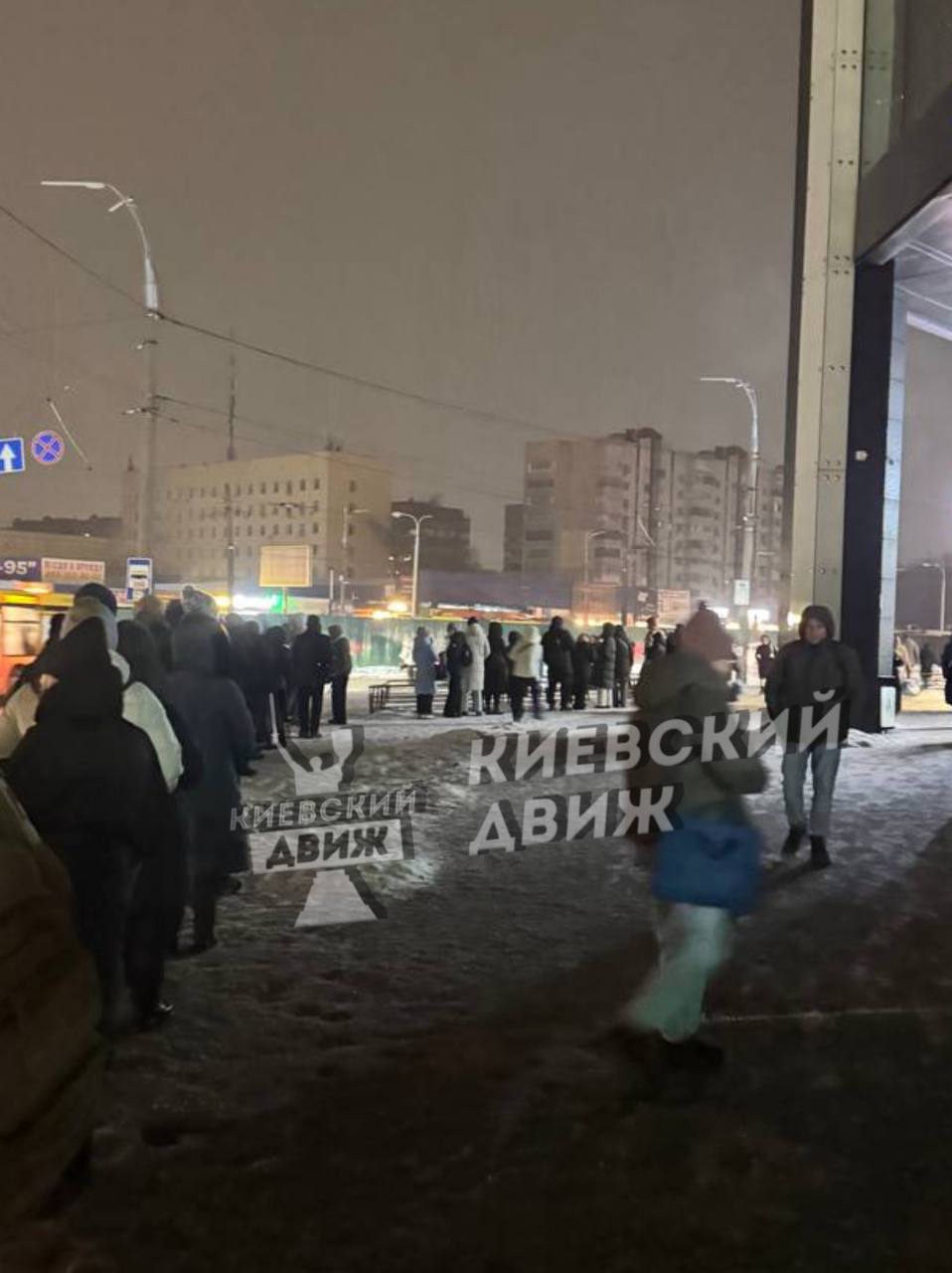 Фото (2) очереди на транспорт в Киеве. Источник - Телеграм